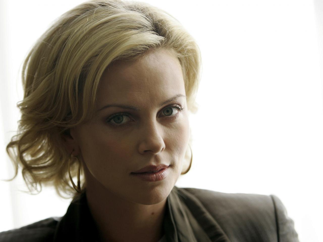 обои Charlize Theron в костюме фото