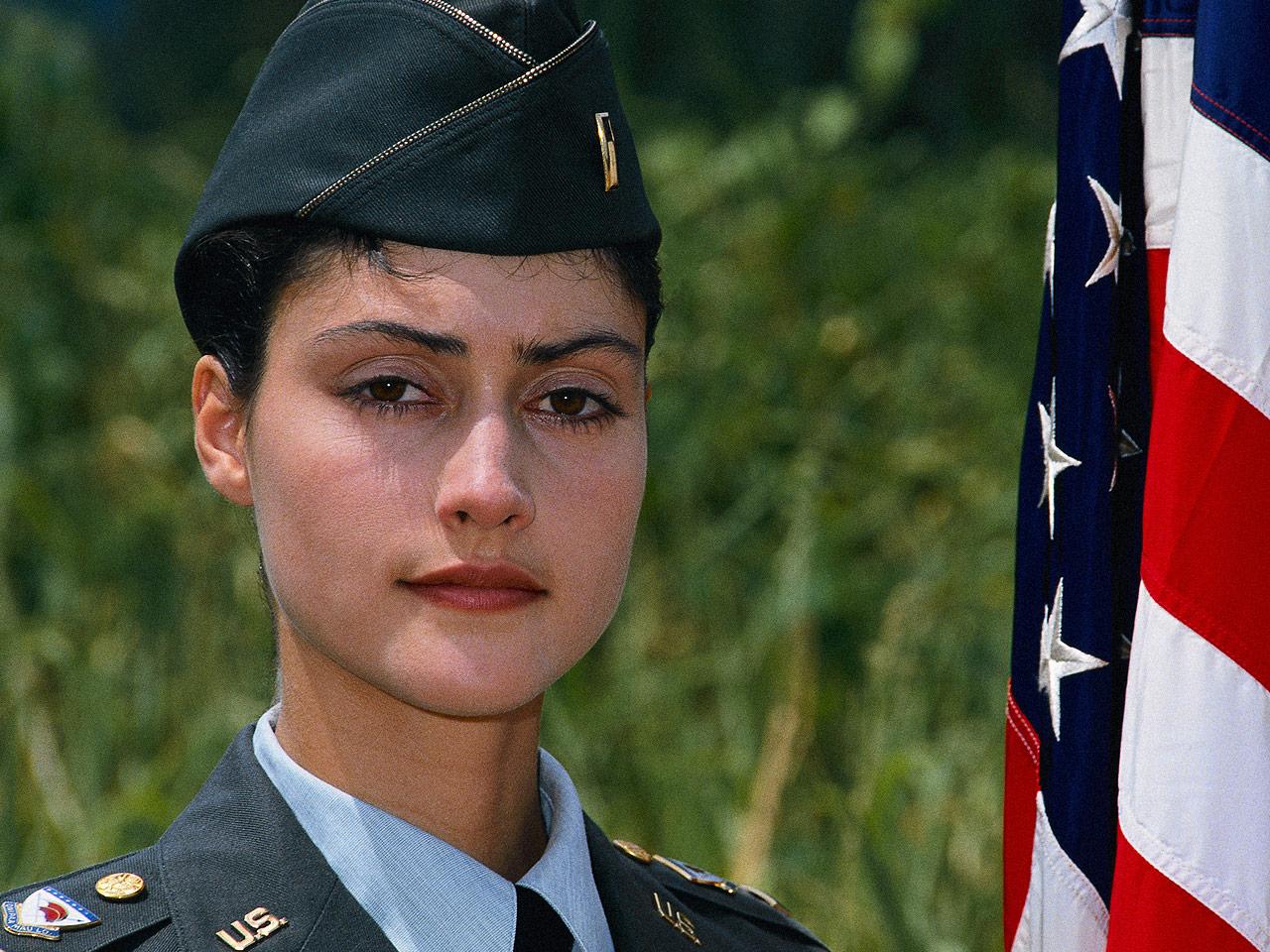 обои Американская девушка-солдат фото