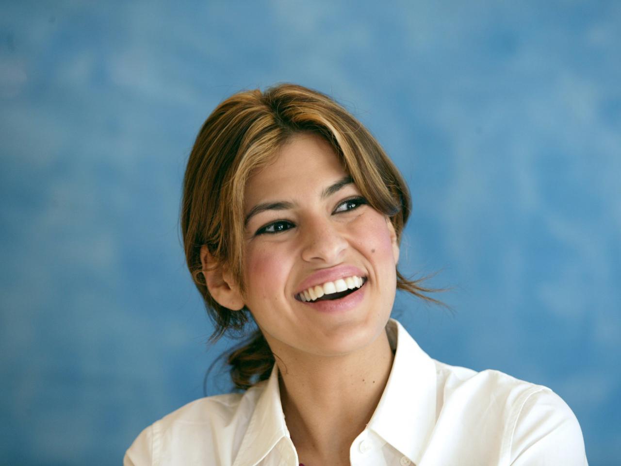 обои Eva Mendes улыбается фото