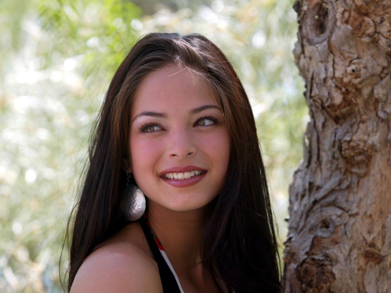 обои Kristin Kreuk у дерева фото