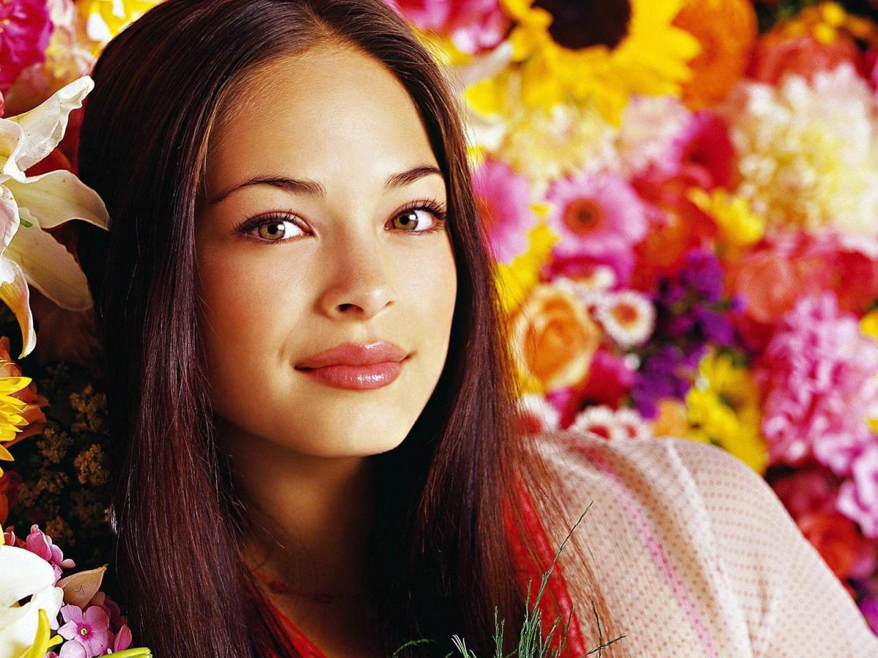 обои Kristin Kreuk в цветах фото