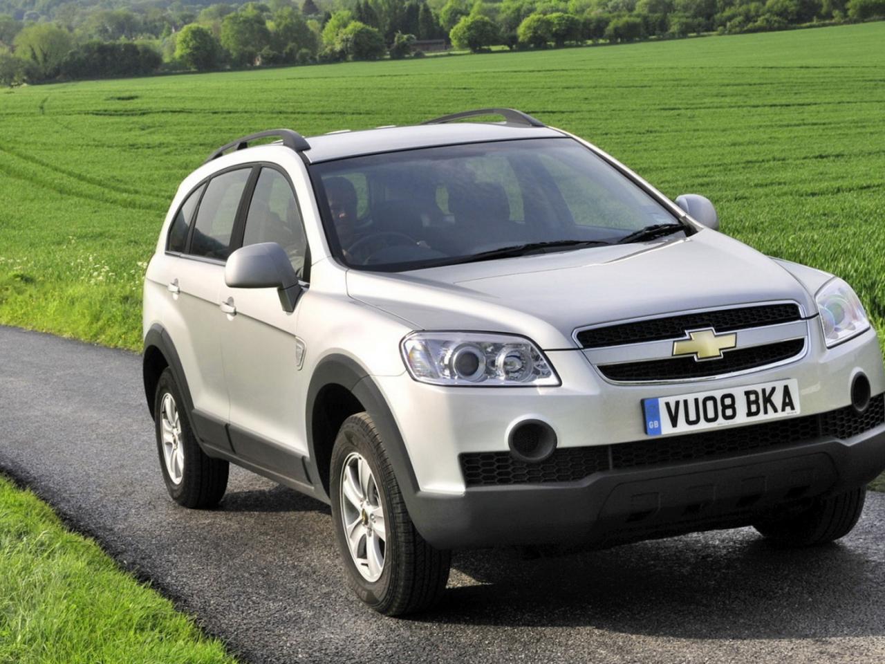 обои Chevrolet Captiva на природе фото