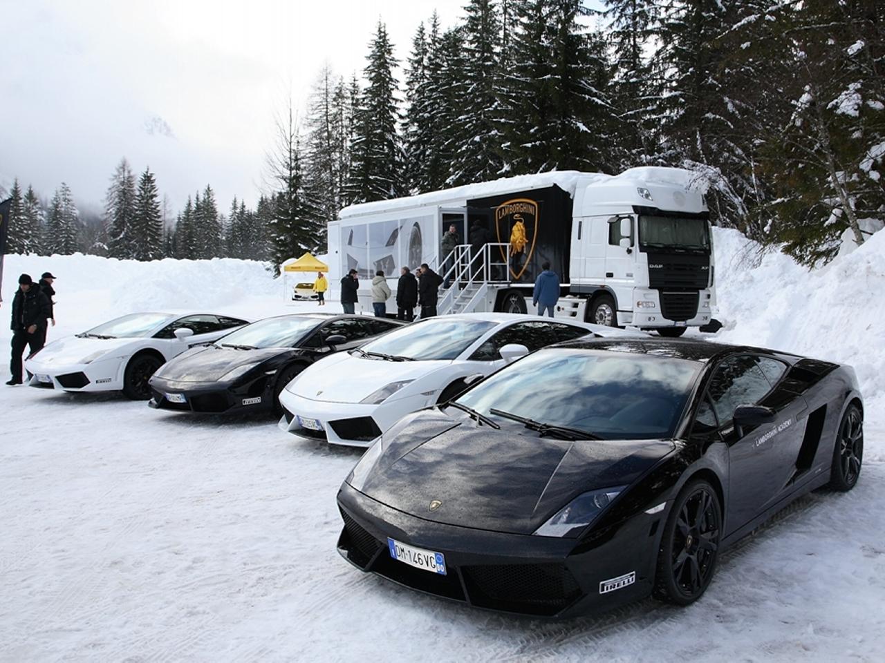 обои Четыре Lamborghini   зимой на трасе фото