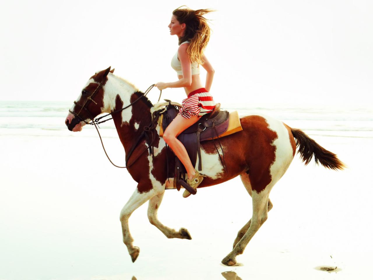 обои Гюзель Бандчин на лошади фото