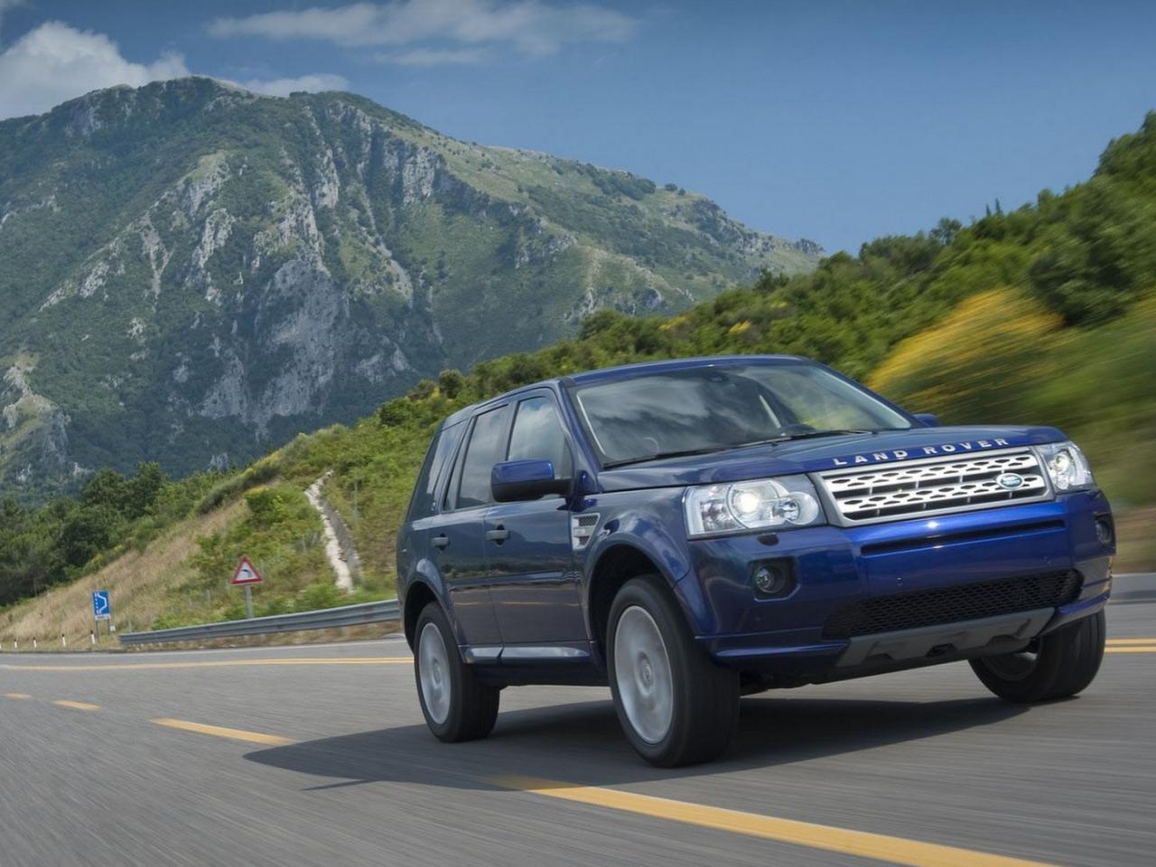 обои Land Rover-Freelander  2011 на трассе фото