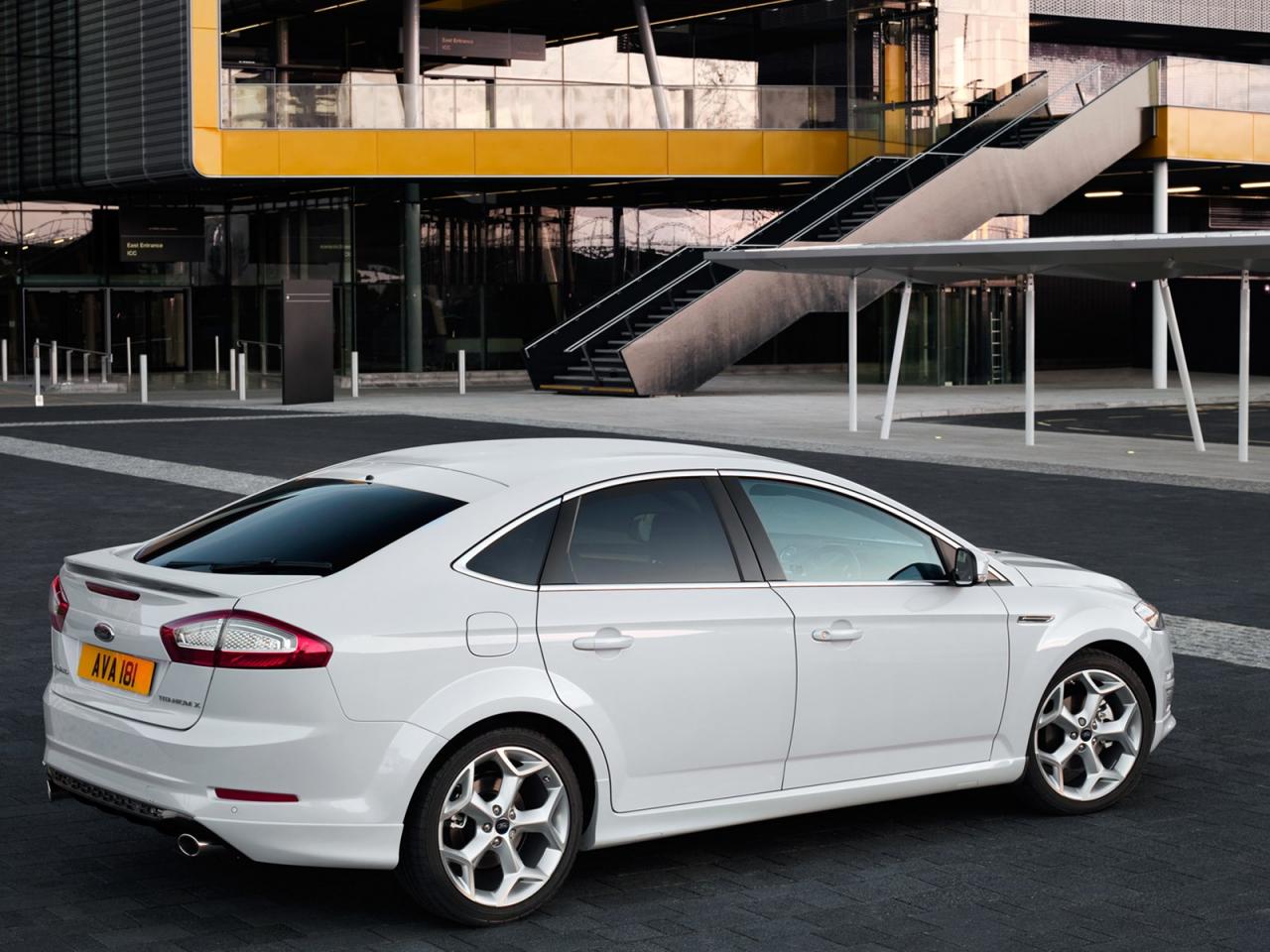 обои Белый Ford Mondeo 2011 года фото