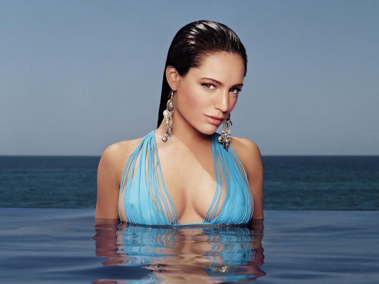 обои Kelly Brook в море фото