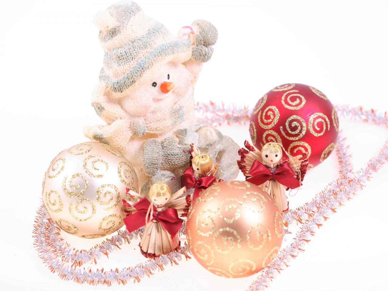 обои Снеговик , шары и куколки фото