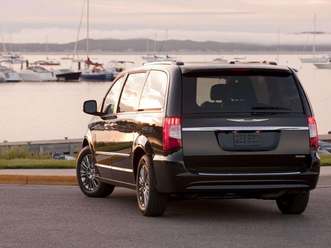 обои 2011 Chrysler Town-Country море фото