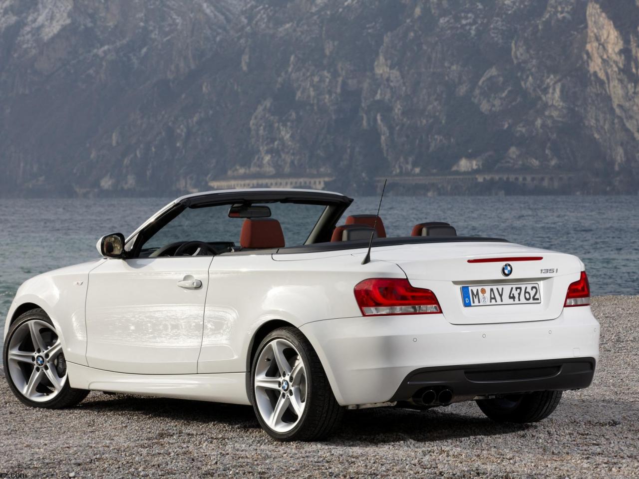 обои 2011 BMW 1-Series Convertible гора в далеке фото