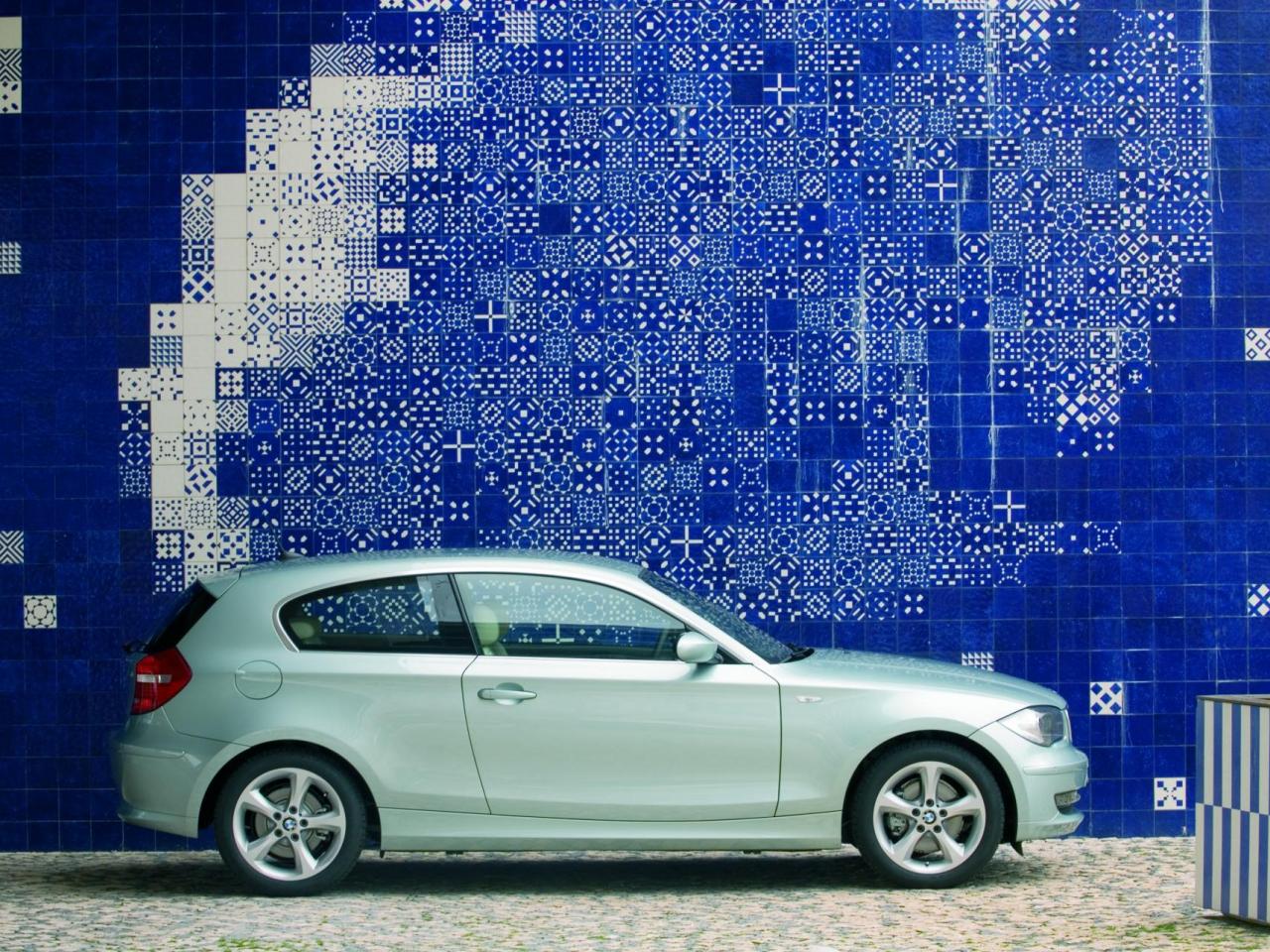 обои 2011 BMW 1-Series кафель фото