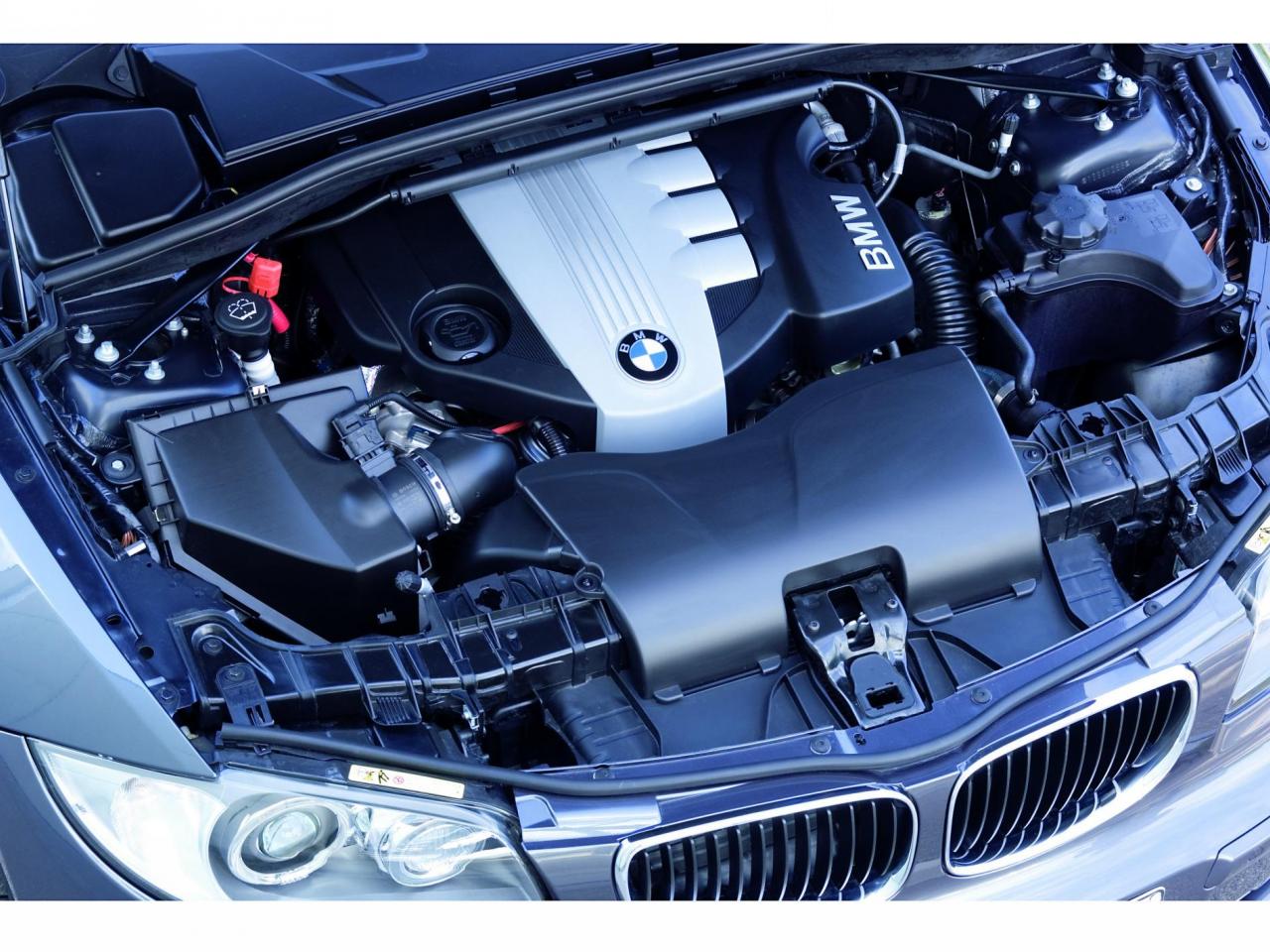 обои 2011 BMW 1-Series мотор фото