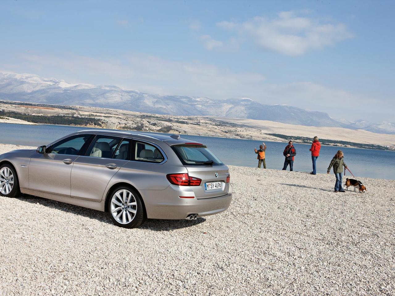 обои 2011 BMW 5 Series Touring семья на пляжу фото