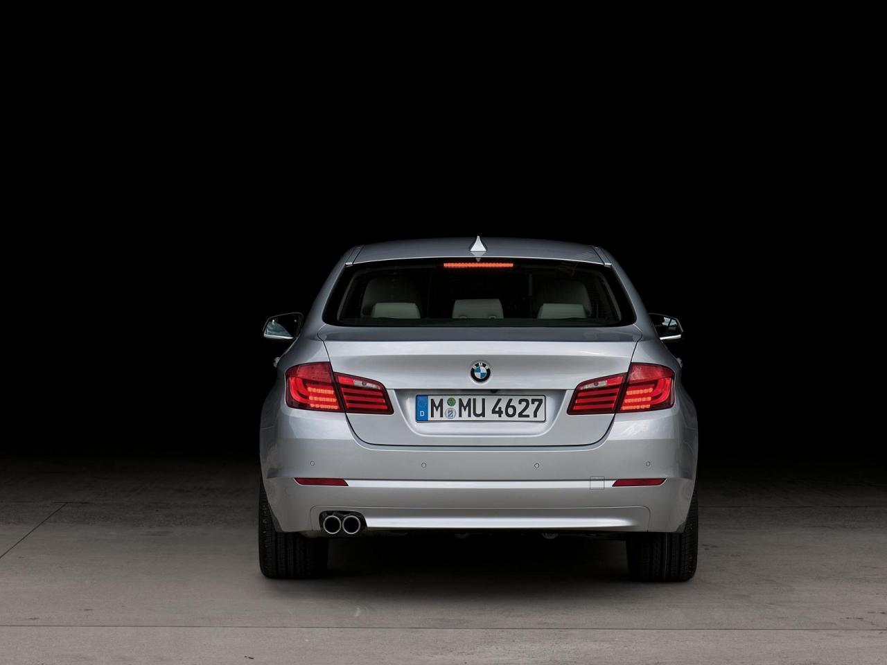 обои 2011 BMW 5 Series в темноте фото