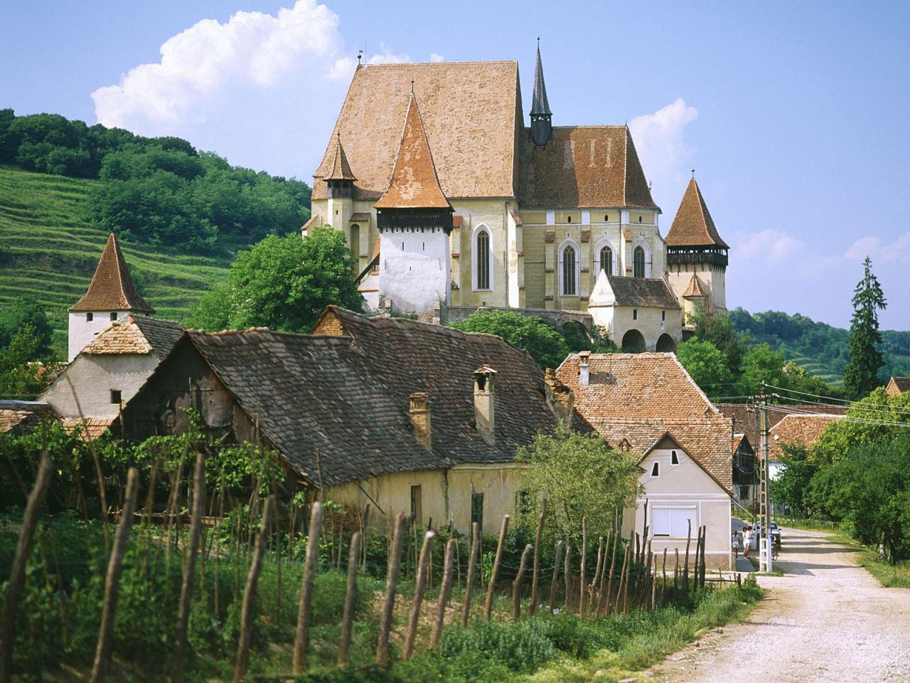 обои Saxon Fortified Church of Biertan, Near Sighisoara, Transylvania, Romania мило фото