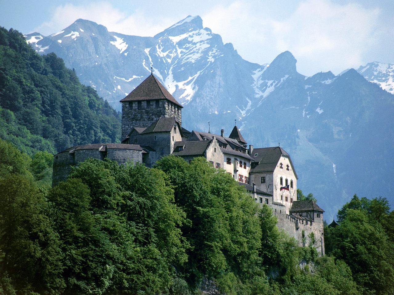 обои Vaduz Castle, Liechtenstein чаруещие красоты фото