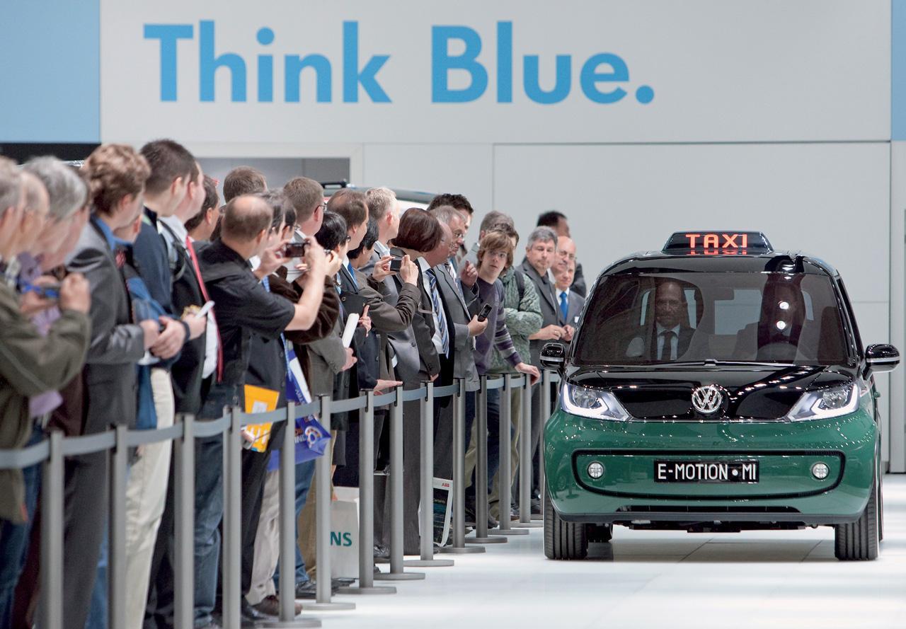обои 2010 Volkswagen Milano Taxi Concept люди фото