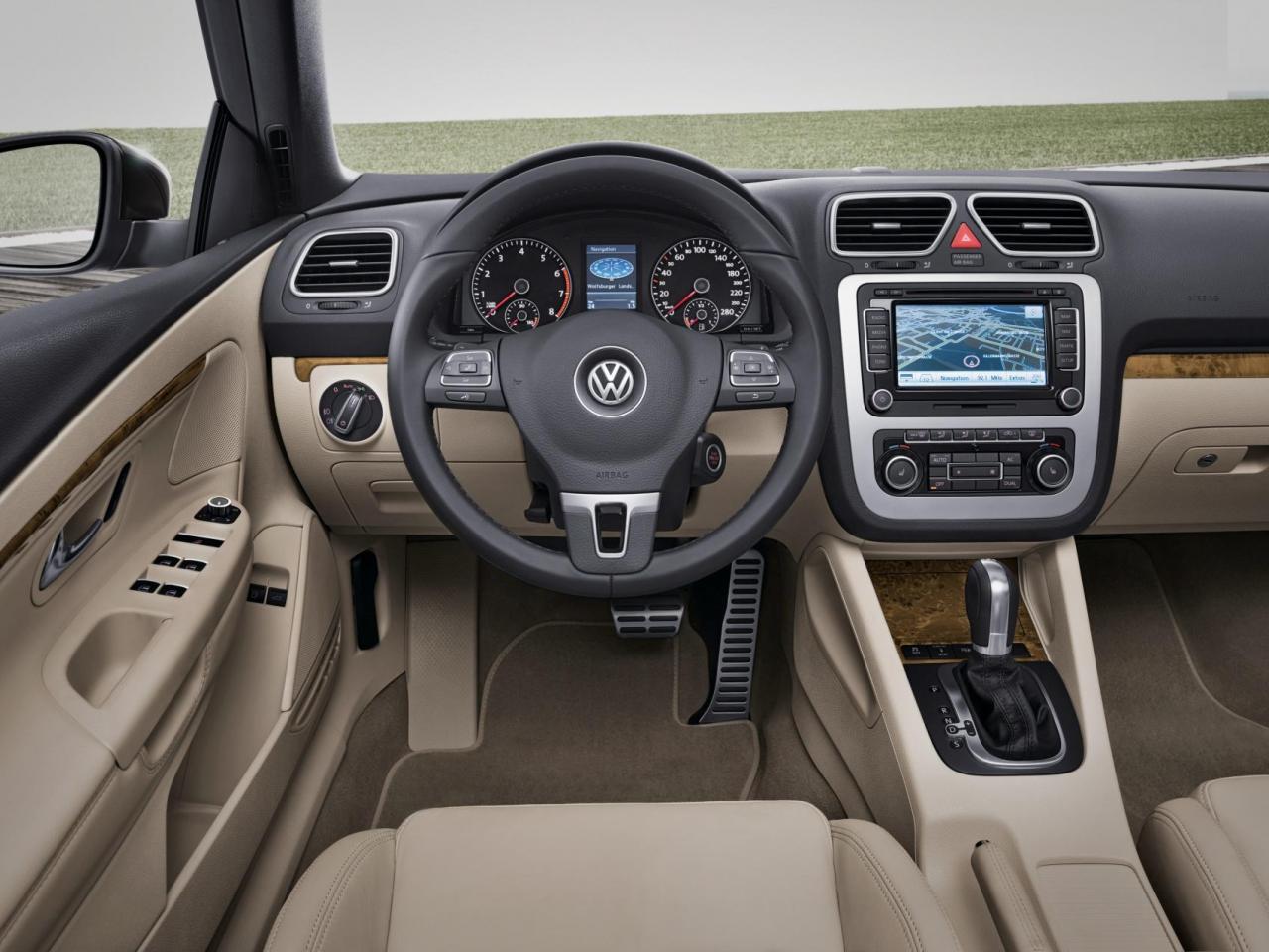 обои 2011 Volkswagen EOS салон фото