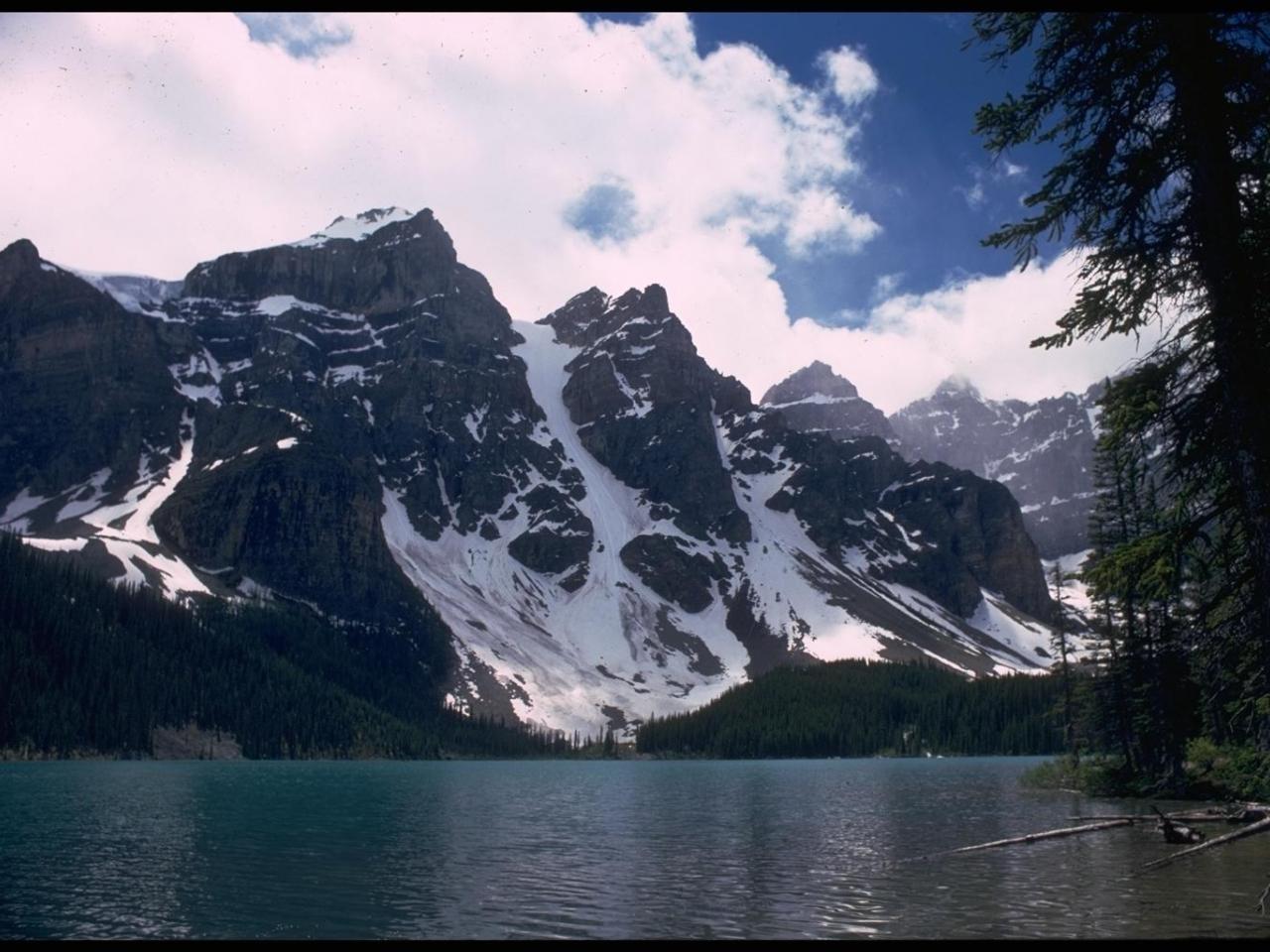 обои Холодное озеро у гор фото