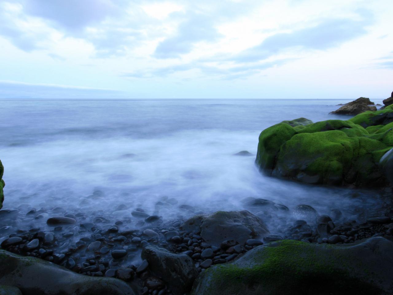 обои Море с камушками фото