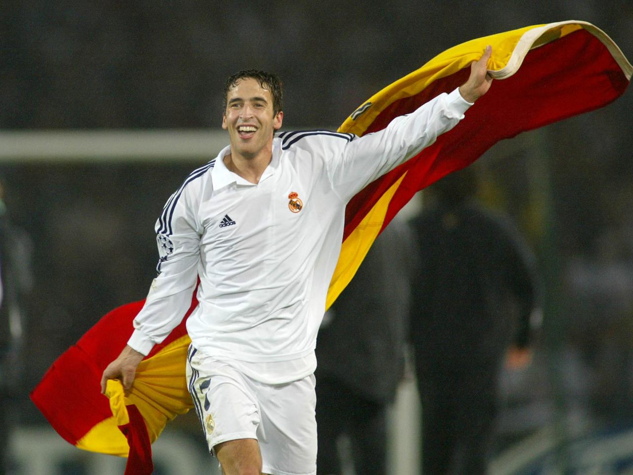 обои Рауль с флагом сборной Испании фото