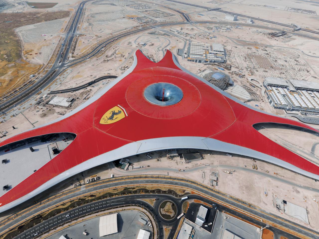 обои Самый боьльшой в мире автосалонFerrari-World-Yas-Island-Abu-Dhabi фото