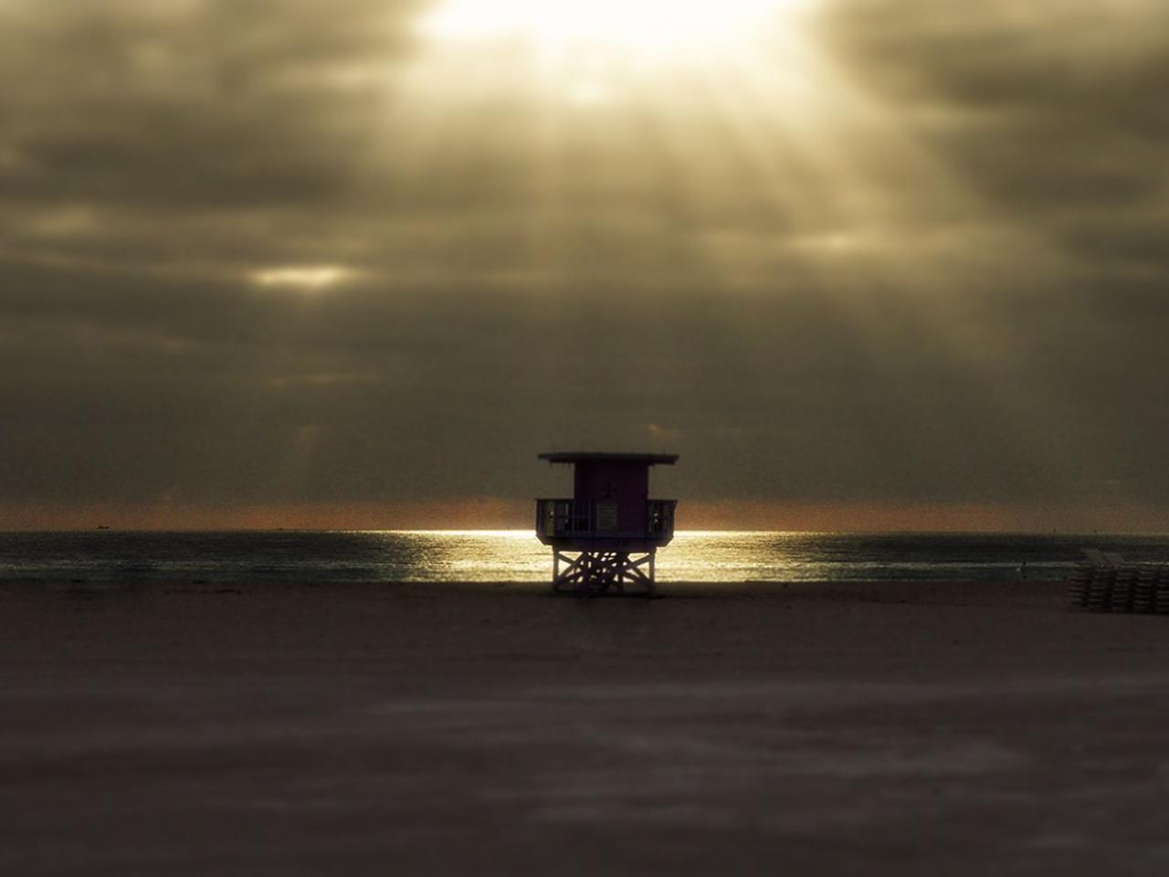 обои Утренний берег пляжа и спасательная будка фото