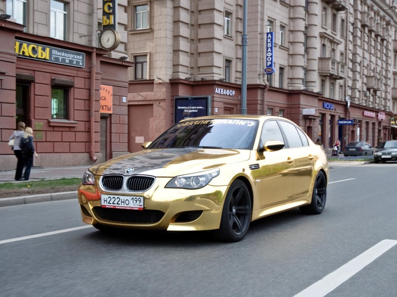 обои Bmw m5 на дороге в городе фото