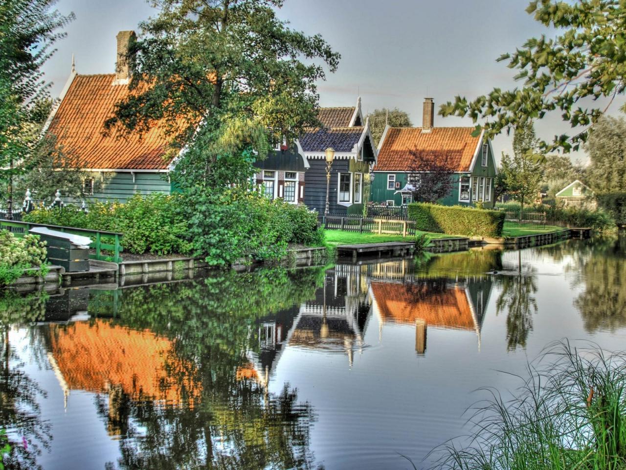 обои Дачный поселок у пруда фото