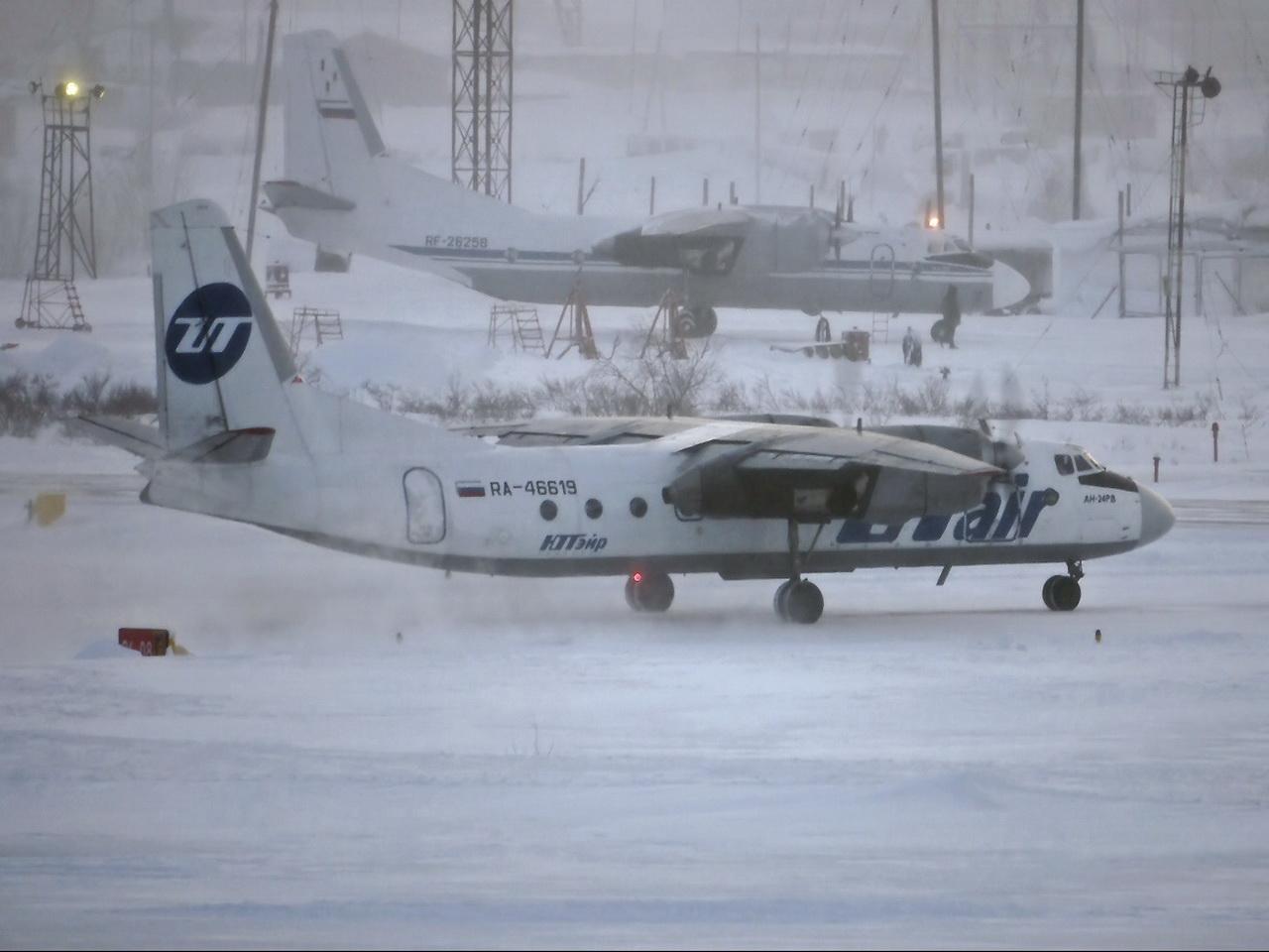 обои Самолеты АН-24РВ на аэродроме Крайнего Севера фото