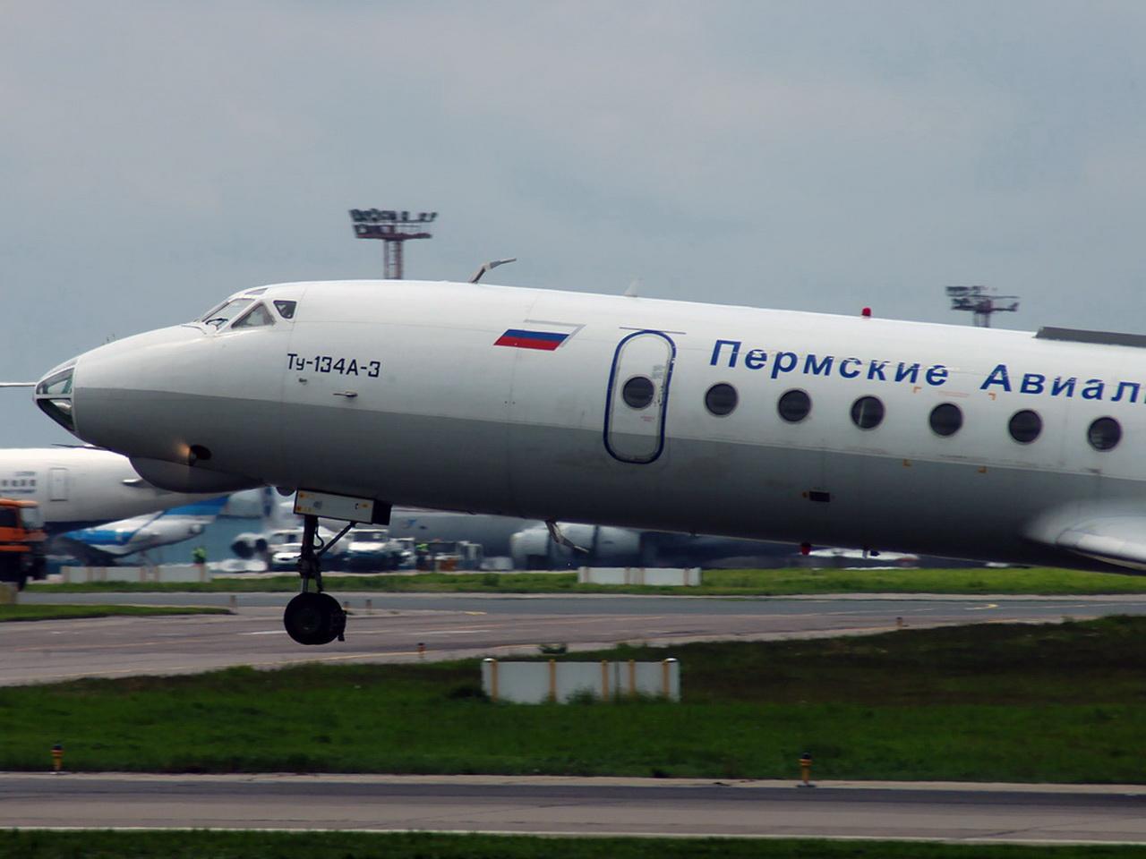 обои Ту-134 в момент взлета фото