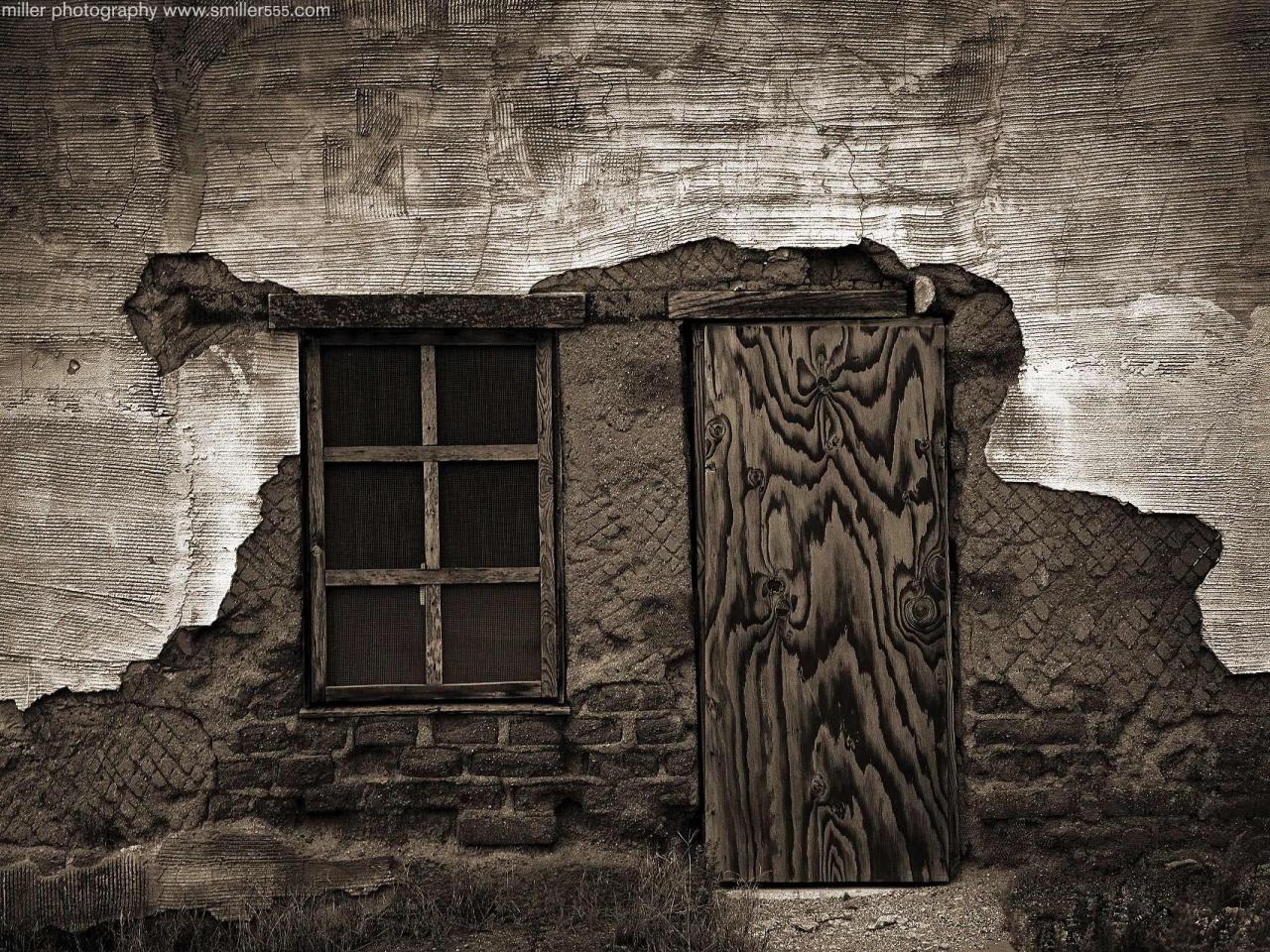 обои Окно и дверь в обшарпанном доме фото
