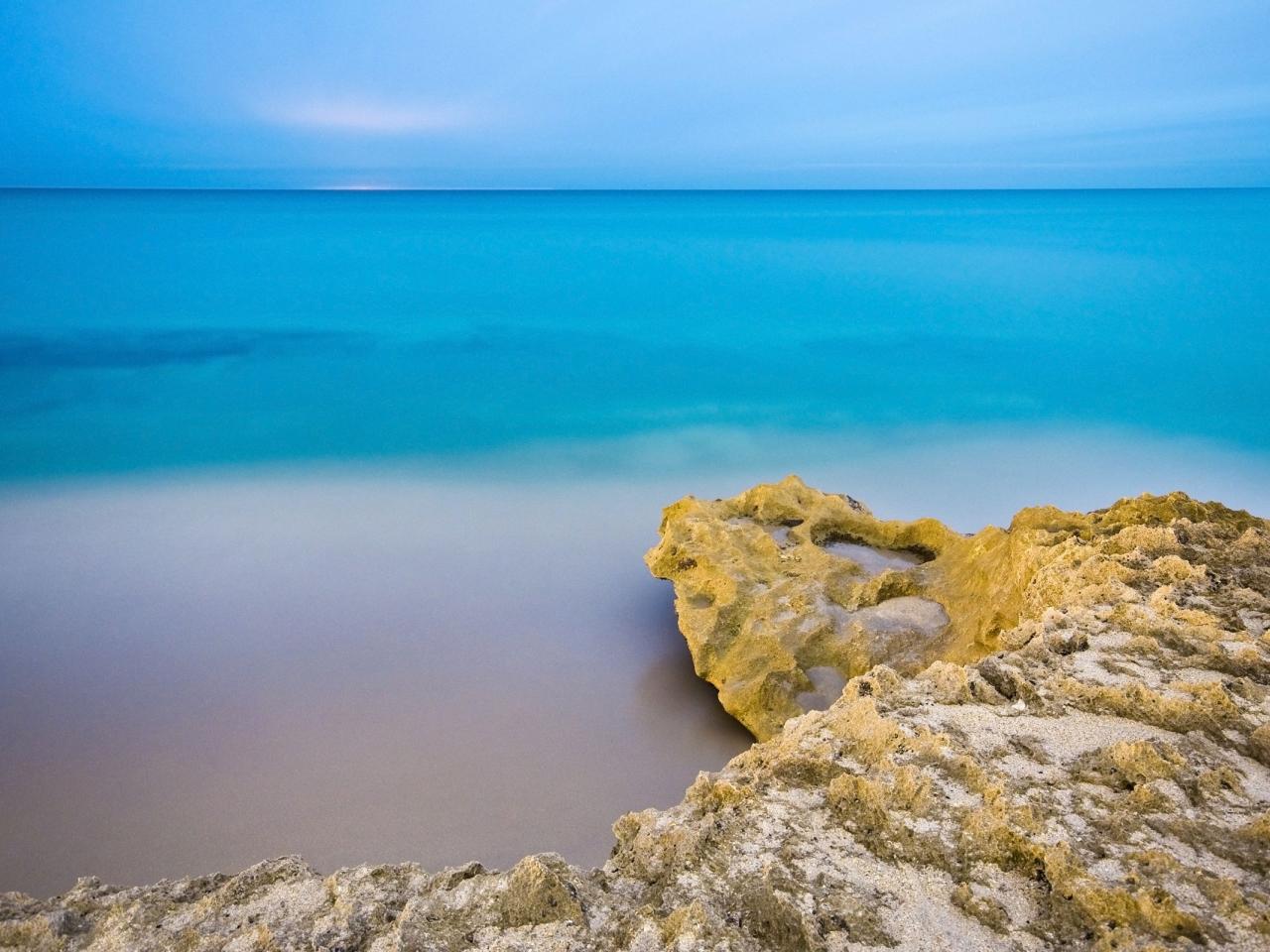обои Морской камень и голубой горизонт фото