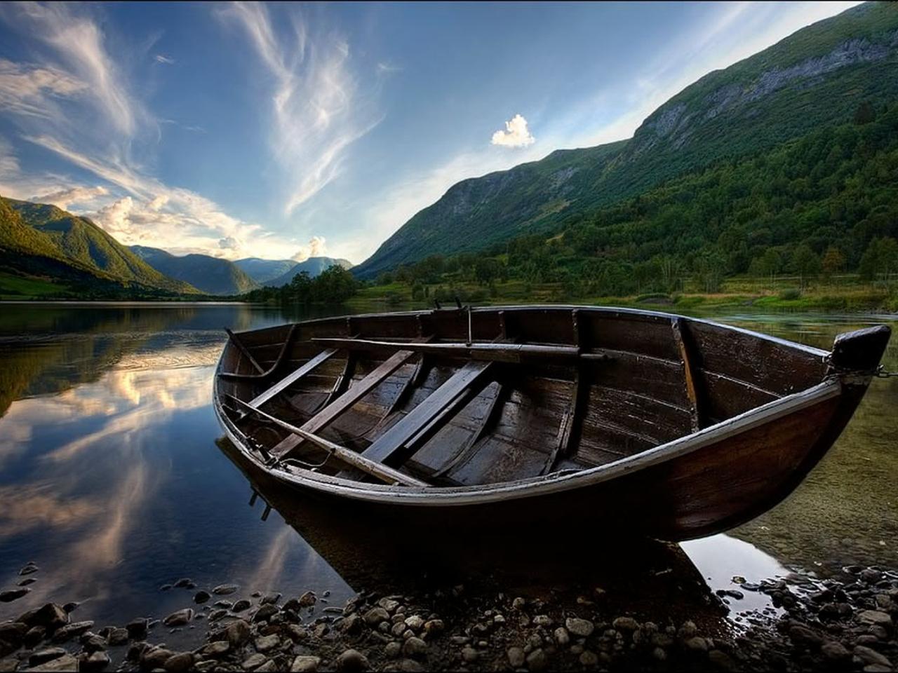обои Пустая лодка на берегу озера фото