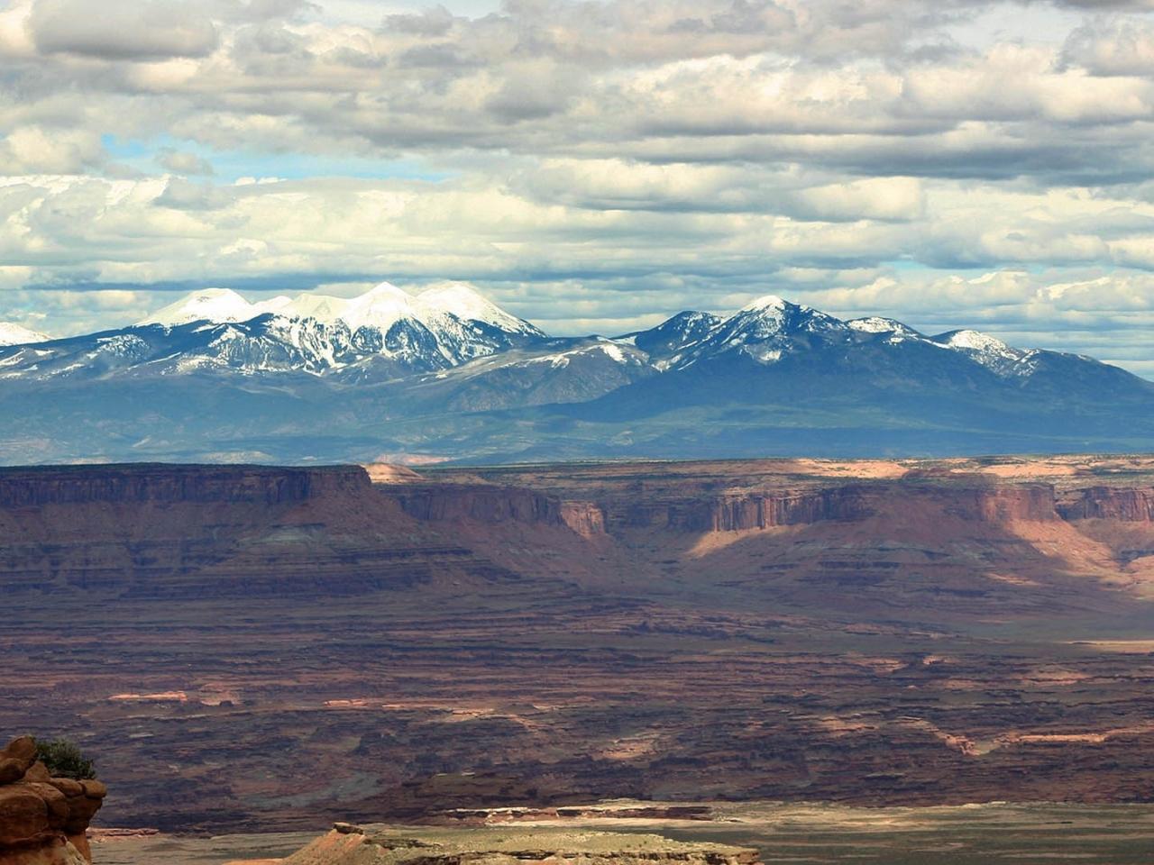 обои Вид на каньон и горы вдали фото