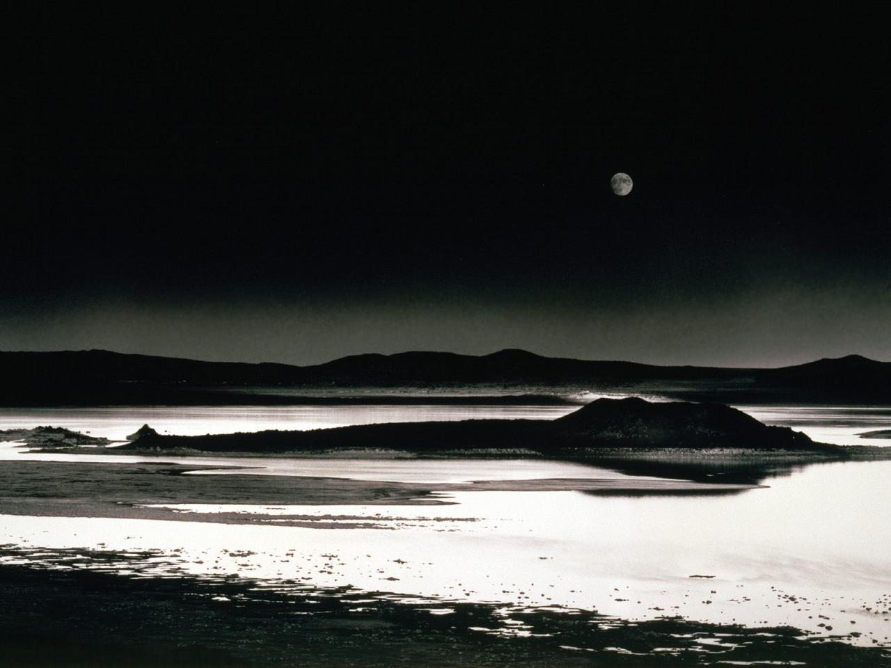 обои Луна одиноко смотрит на озеро фото