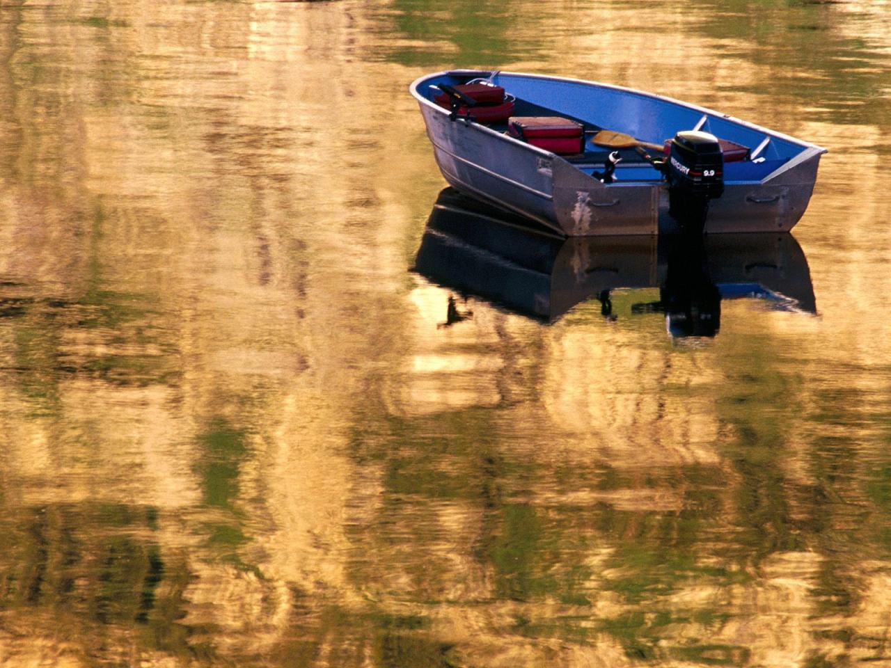 обои Пустая лодка на озере Сабрина фото