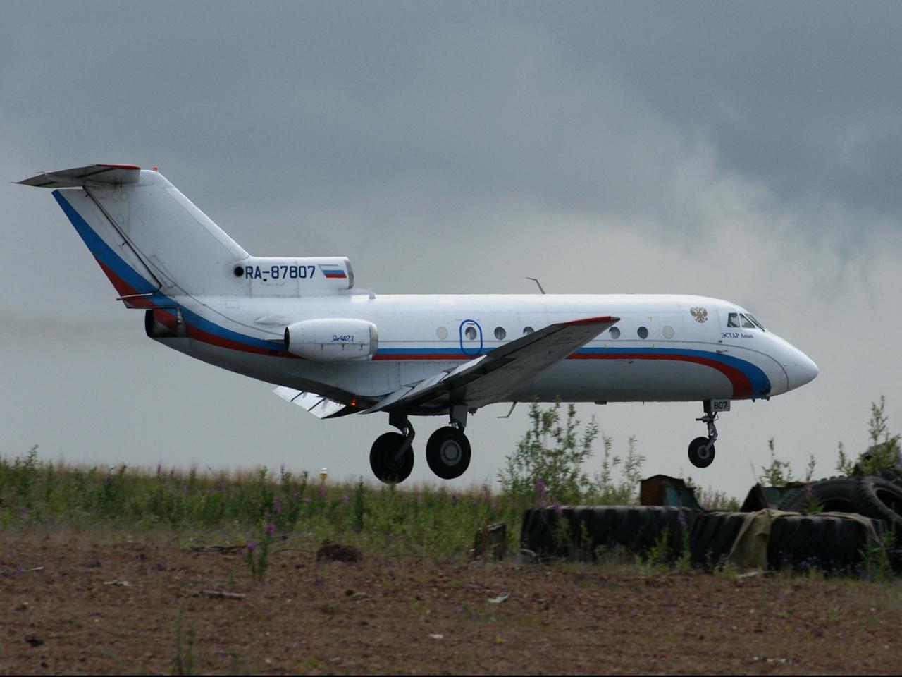 обои ЯК-40Д низко над землей фото