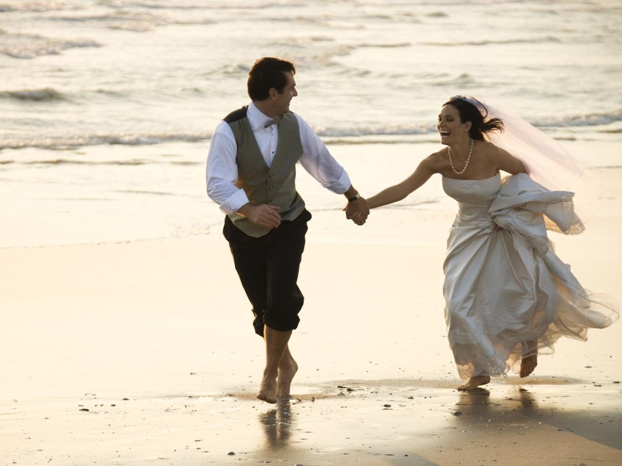 обои Свадьба,   жених невеста на берегу  моря фото