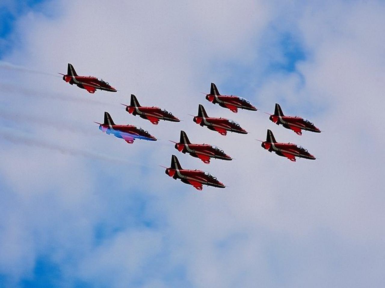 обои Группа красных самолетов в небе фото
