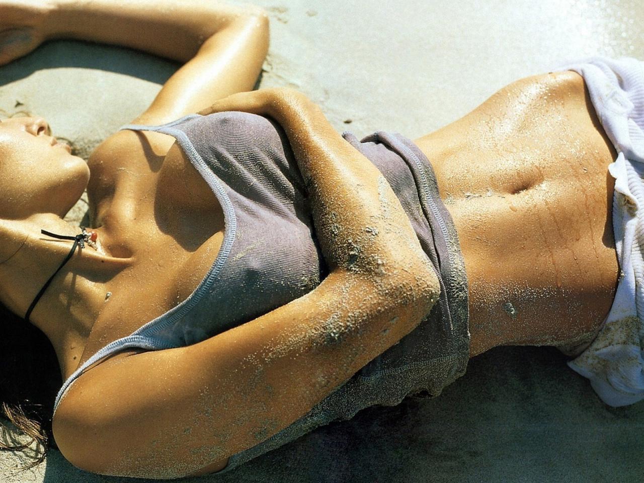 обои Девушка в песке фото