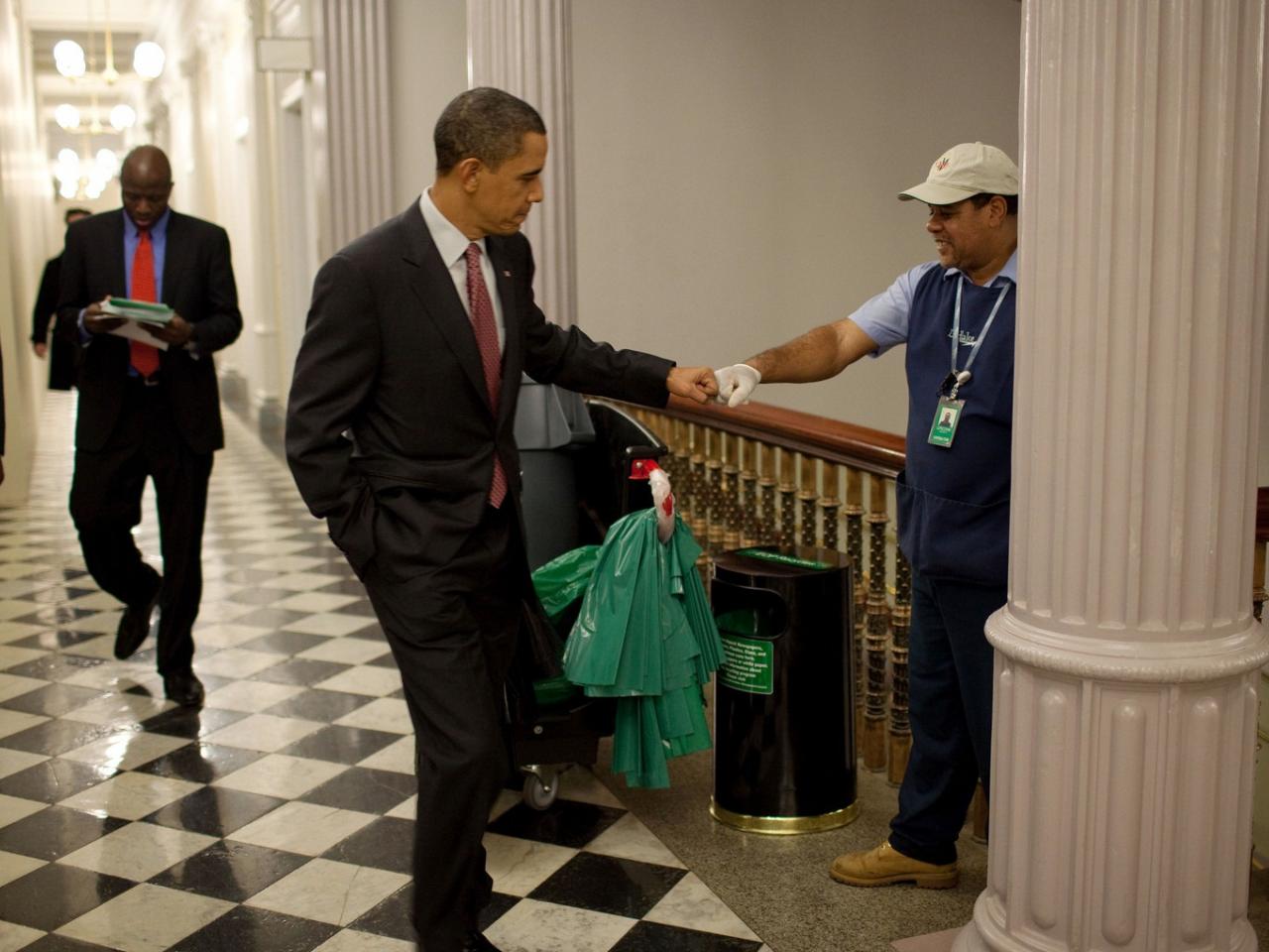 обои Обама приветствие с уборщиком фото