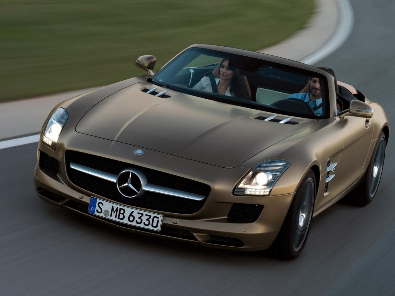 обои Кабриолет Mercedes Benz SLS AMG на трассе фото