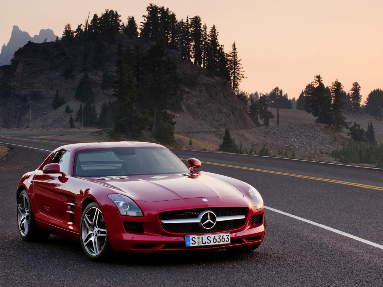 обои Красный Mercedes Benz SLS AMG фото