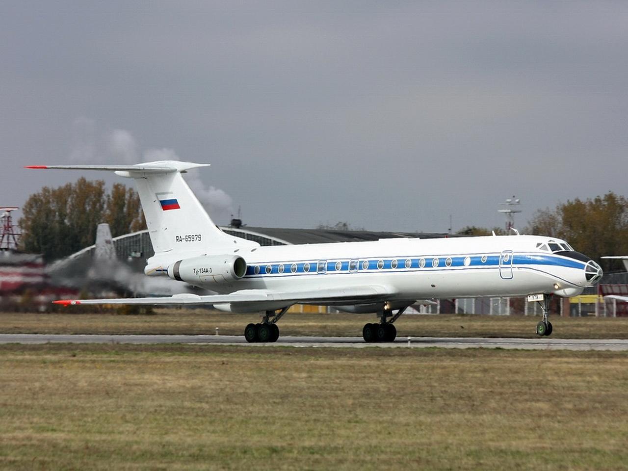 обои Ту-134А уходит в небо фото