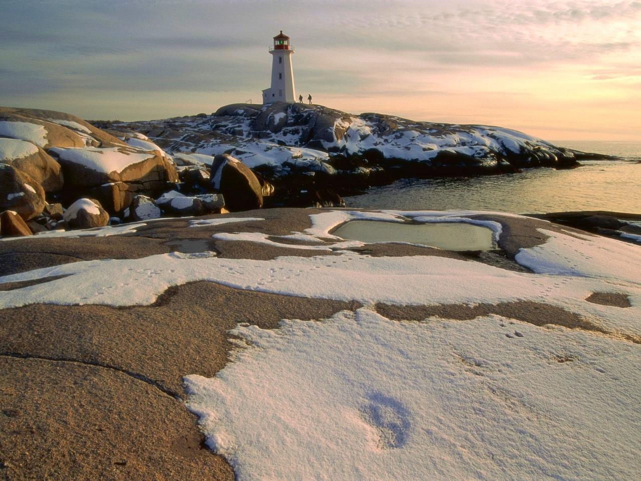 обои Маяк,   на высоких камнях у моря фото