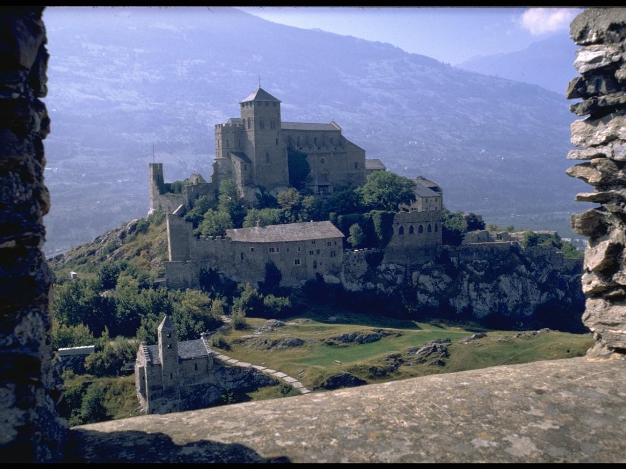 обои Каменный замок на горной вершине фото