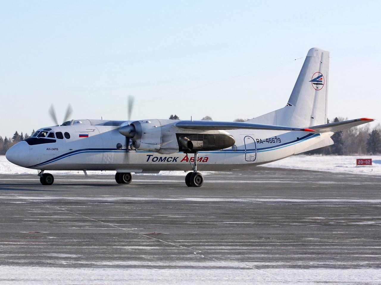 обои АН-24 запустил двигатели на полосе фото