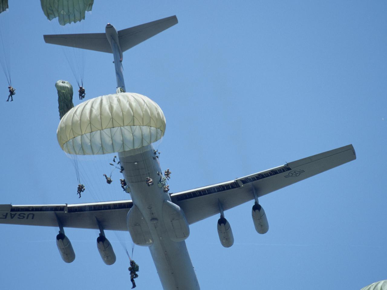 обои Десантирование,   самолет c-141b фото