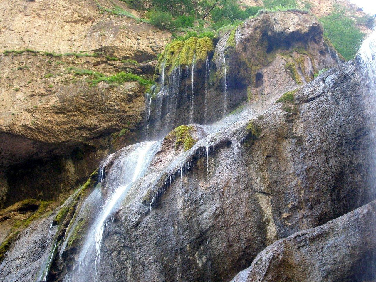 обои Тонкие струи воды в горах фото